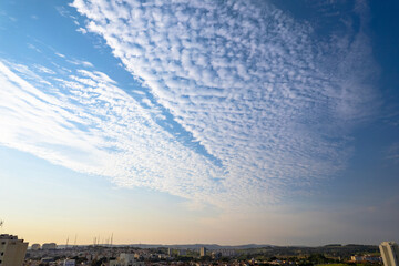 Céu azul com nuvens