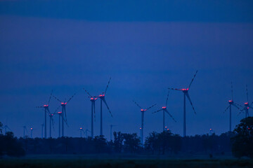 Windräder bei Nacht