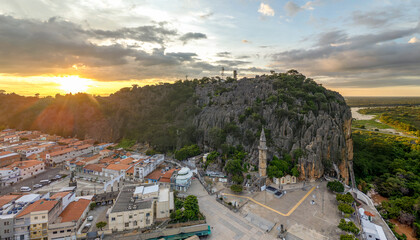 Imagem aérea panorâmica da Gruta de Bom Jesus da Lapa ao nascer do sol.
