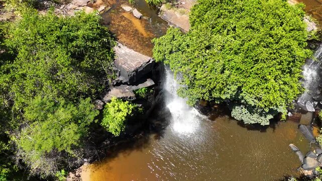 Voo de eleva&ccedil;&atilde;o com drone sobre a Cachoeira do Pinga, em Vi&ccedil;osa/CE com vista panor&acirc;mica