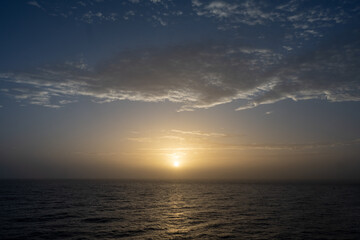 Schöner Sonnenaufgang vor der Küste von La Palma - Santa Cruz