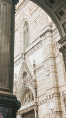 Gotische Fassade mit Torbögen und religiösen Statuen aus Marmor einer Kathedrale in Neapel