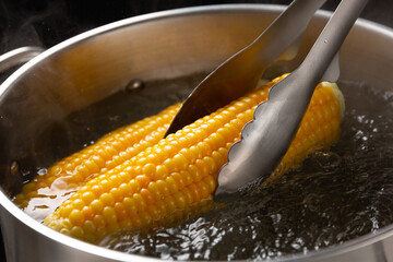 とうもろこしを茹でる