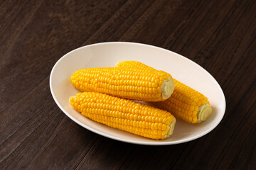 茹でたトウモロコシ