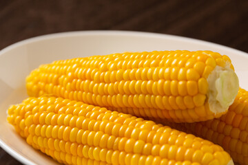茹でたトウモロコシ