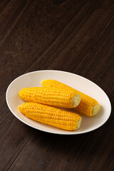 茹でたトウモロコシ