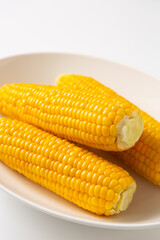 白背景に茹でたトウモロコシ
