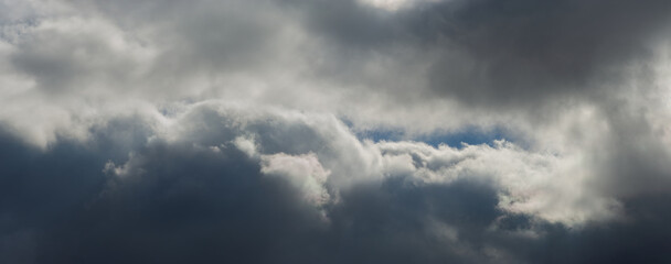 Obraz premium Rain clouds in the morning in the sky.