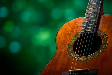 Obraz premium Detailaufnahme einer akustischen Gitarre in warmem Licht