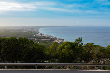 Obraz premium Formentera, vista aérea desde el mirador de la isla desde la que se observa la costa