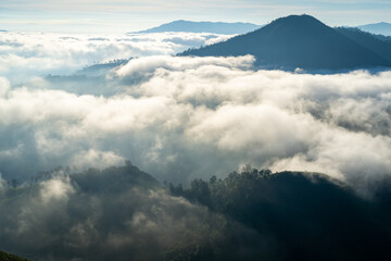 Obraz premium beautiful sunrise behind mountain range with sea of clouds in the northern of Thailand (Tak province)