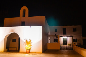 Formentera: pueblo Pilar de la Mola de noche con la iluminaci&oacute;n nocturna. Iglesia