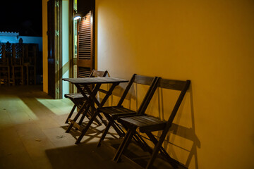 Formentera: pueblo Pilar de la Mola de noche con la iluminaci&oacute;n nocturna. Terraza taberna