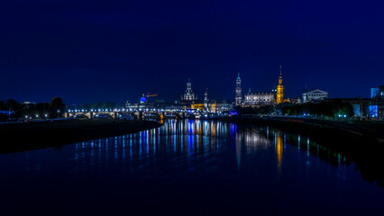 Nachtaufnahme der dresdner Altstadt mit der Elbe.