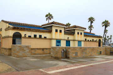 Obraz premium Public Restrooms with drinking water fountains located in close proximity to Pacific Beach for visitors bio-stop needs, San Diego, Southern California