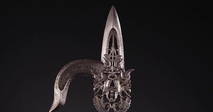 Detailaufnahme einer alten historischen Schmiedekunst Waffe Werkzeug zur Dressur Domestikation eines Elefanten S&auml;ugetiers vor schwarzem Hintergrund