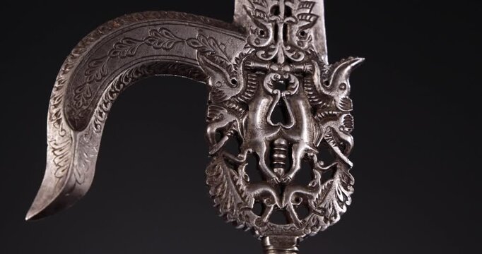 Detailaufnahme einer alten historischen Schmiedekunst Waffe Werkzeug zur Dressur Domestikation eines Elefanten S&auml;ugetiers vor schwarzem Hintergrund