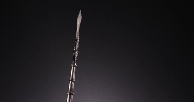 360 Grad Rotation einer alten historischen Schmiedekunst Waffe Werkzeug zur Dressur Domestikation eines Elefanten S&auml;ugetiers vor schwarzem Hintergrund