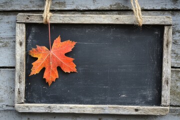 Obraz premium Rustic Wooden Frame with Black Chalkboard and Autumn Leaf