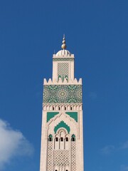 Fototapeta premium Hassan II Mosque Under Azure Sky – Iconic Casablanca Landmark in Sunshine