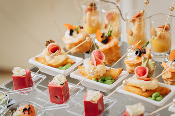 Obraz premium Assortment of delicious snacks on the open buffet festive table in restaurant. Catering plate