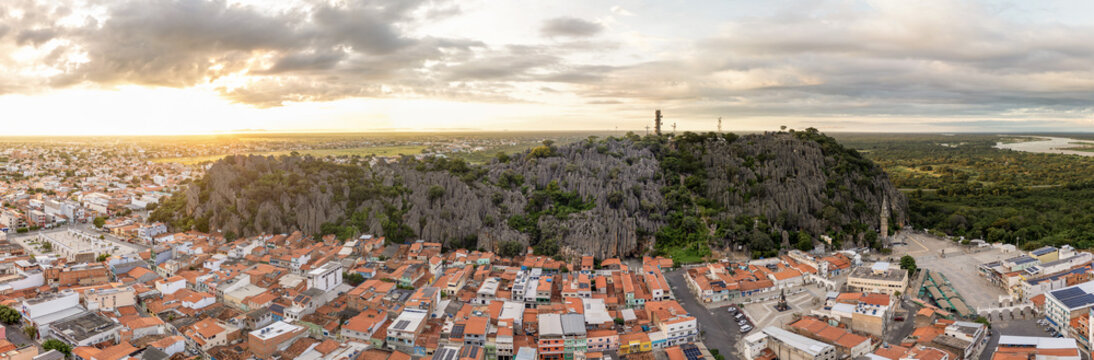 Imagem panor&acirc;mica da Gruta localizada na cidade de Bom Jesus da Lapa, situada no estado da Bahia, Brasil