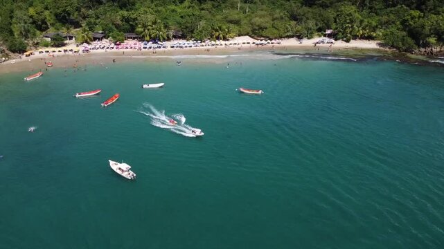 Lanchas en movimiento desde el dron en la costa de la guaira en chuspa venezuela