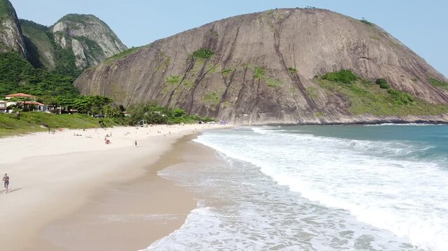 V&iacute;deo de Drone na Praia de Itacoatiara Em Niter&oacute;i Mostrando o Mar