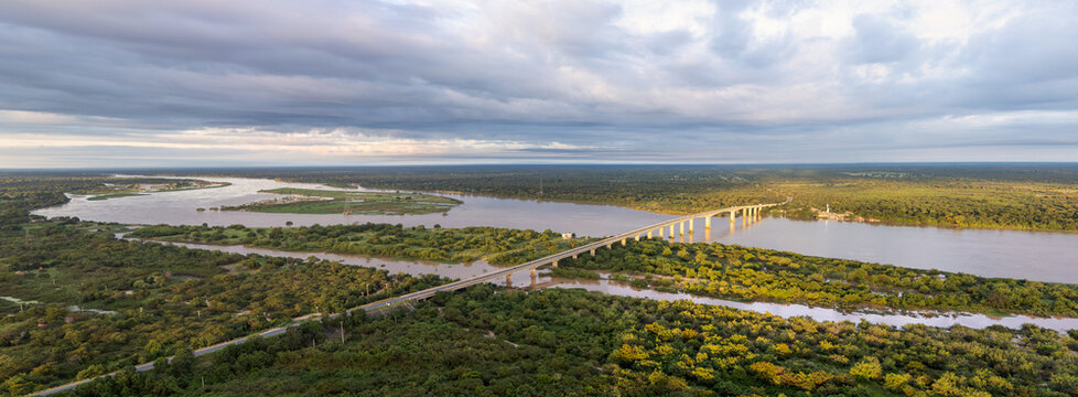 Imagem panor&acirc;mica da onte Sobre o Rio Sao Francisco - Bom Jesus da Lapa, Bahia, Brasil