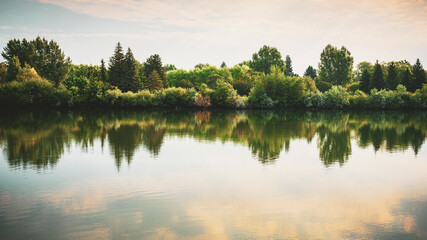 Obraz premium Sunrise Summer Landscape of Idaho Falls over the Snake River Waterfront in Bonneville County, Idaho, USA: Tranquil Beauty with Idaho Falls Temple
