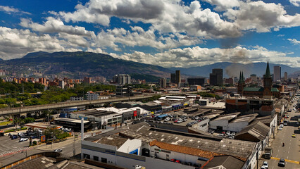 Imagen aérea sobre de Medellín, en ella se obseva la Iglesia de El Perpetuo Socorro y al fondo el Centro administrativo de Medellín, La Alpujarra.