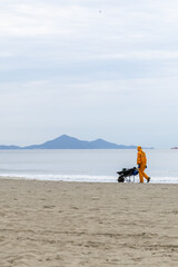 Homem varrendo a praioa, ecologicamente correto, sos mundo