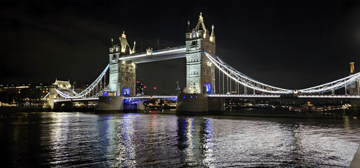 tower bridge at night © sadaquat