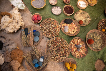 mujer quechua con elementos utilizados en el proceso de teñido natural de lana de alpaca en un...