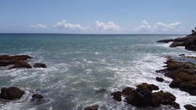 El fuerte mar caribe de venezuela en las costas de la guaira en chuspa playa mono manso