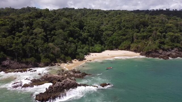 Dron de Playa Mono Manso de Chuspa en las Costas de la Guaira de Venezuela