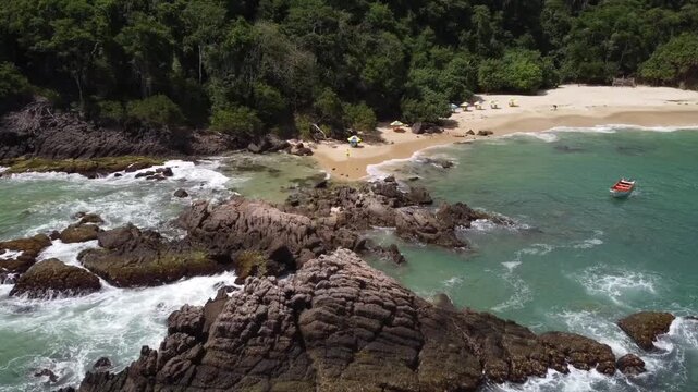 Rocas y el mar caribe de venezuela en las costas de la guaira en playa mono manso de chuspa