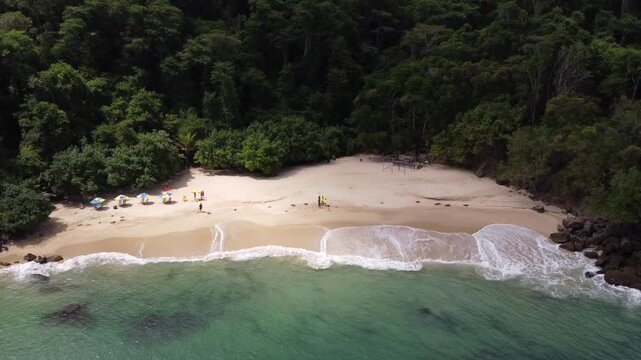 Las olas y la arena del mar caribe de venezuela en las costas de la guaira en playa mono manso de chuspa.