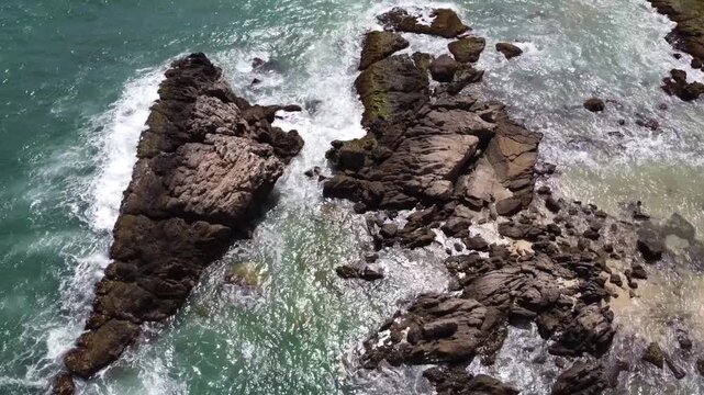 Piedras en el mar caribe en la playa de la guaira en venezuela