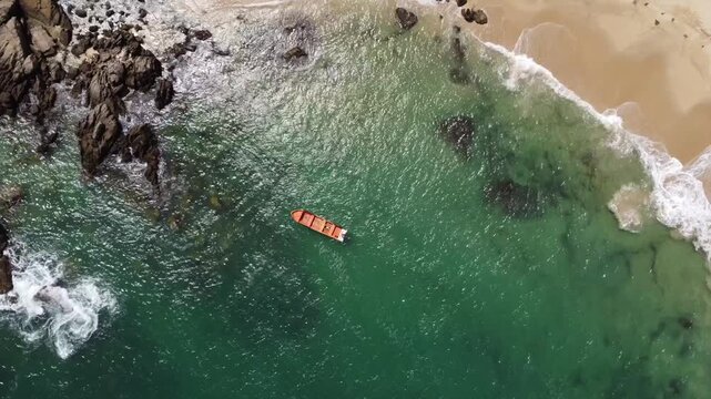 Paisajes de playa y lancha de las costas de la guiara en playa mono manso de chuspa en venezuela