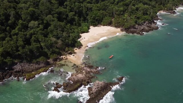Playa Mono Manso de las Costas de la Guaira desde el cielo