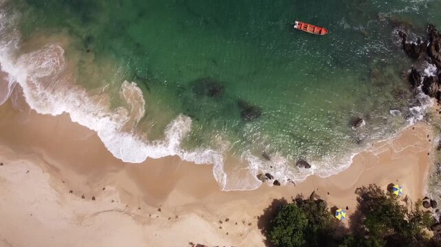 Las olas y lancha en la playa de venezuela en chuspa la guaira