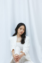 白いジャケットを着た若い女性のポートレート