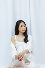 白いジャケットを着た若い女性のポートレート