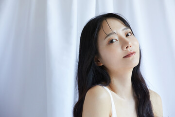 白いジャケットを着た若い女性のポートレート