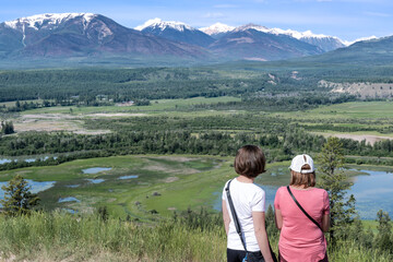 Naklejka premium Two women admiring Columbia River valley with Rocky Mountains in the background