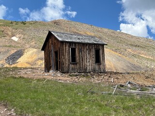 Obraz premium Log Cabin on a Mountain 