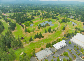 Fototapeta premium A golf course with a building in the background