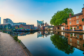 Obraz premium Birmingham old canal at sunrise in England