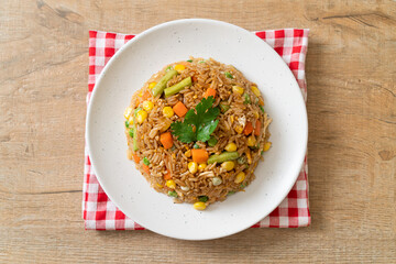  fried rice with green peas, carrot and corn